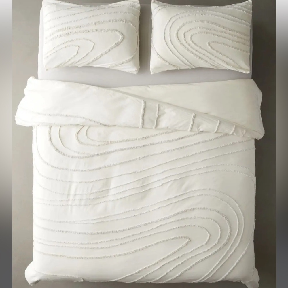 NWT Swirl Tufted King Duvet + 2 shams (Urban Outfitters)